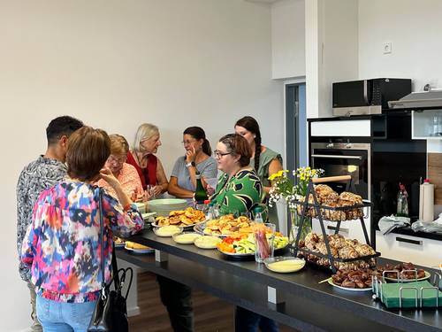 Eine Gruppe Mitarbeitende am Buffet